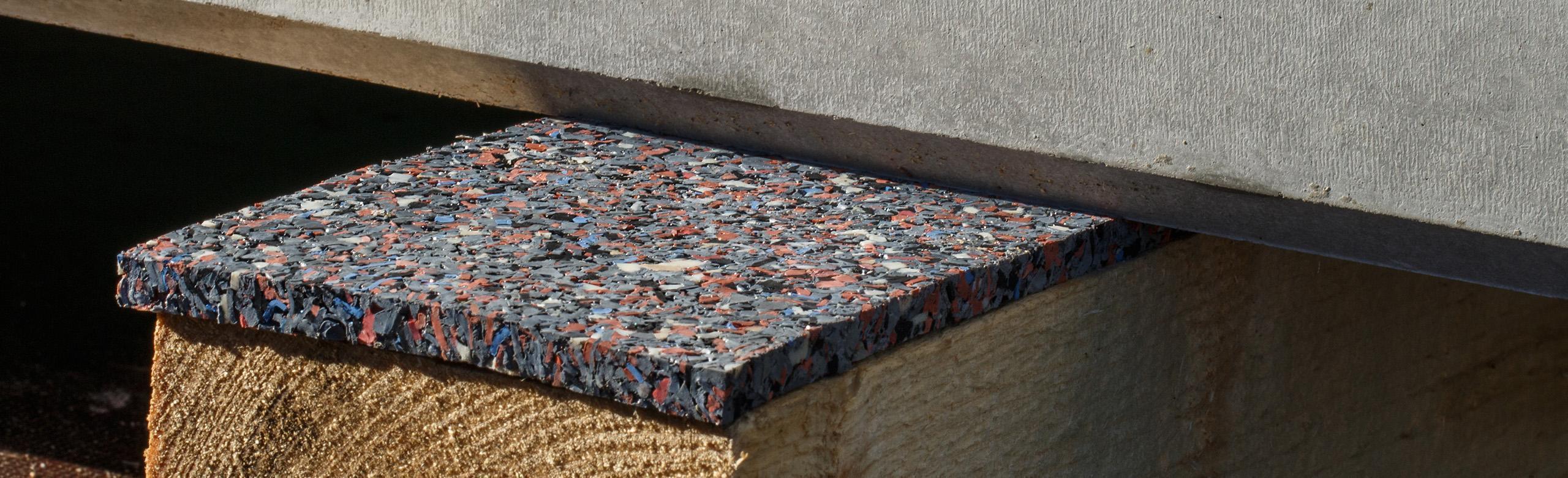 Gray-red REGUPOL between square timbers Anti-slip mat for securing medium-weight loads when used on square timber